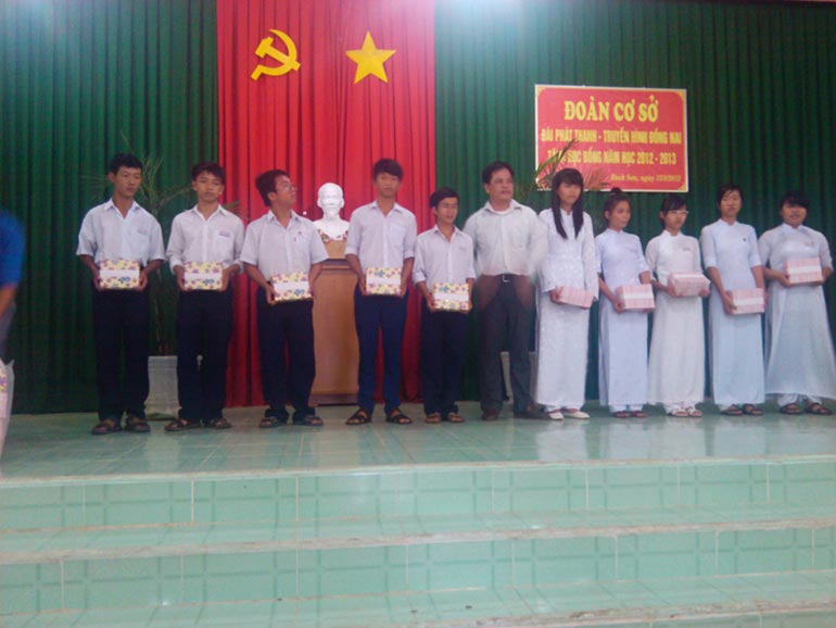 Trao Học Bổng Cho Các Em Học Sinh Nghèo Hiếu Học Tại Trường Bình Sơn Huyện Long Thành